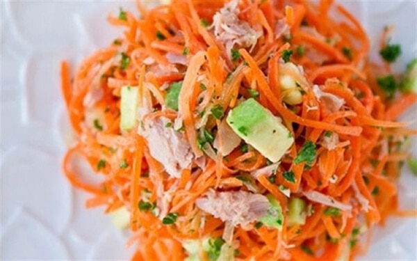 Món ăn kết hợp giữa cà rốt thái sợi, bơ và cá ngừ bổ sung tốt nhất nguồn vitamin A cho cơ thể