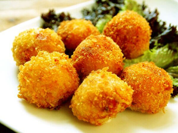 Nhấn vào ảnh để phóng to Khoai tây nghiền trộn cùng rau củ bọc bên ngoài trứng cút tạo sự thích thú của trẻ với bữa ăn.