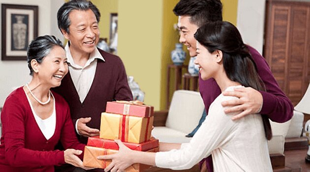 Phận làm con phải luôn thể hiện tình yêu với bố mẹ.