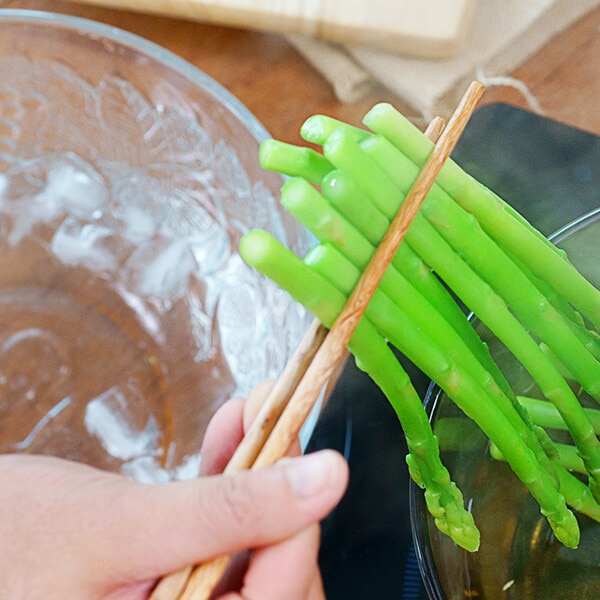 Măng tây rửa sạch, cắt khúc vừa ăn.