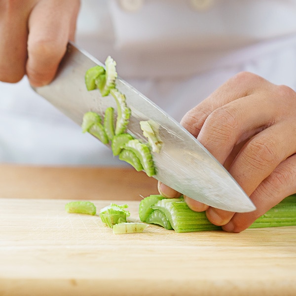 Cần tây và măng tây rửa sạch và cắt nhỏ.