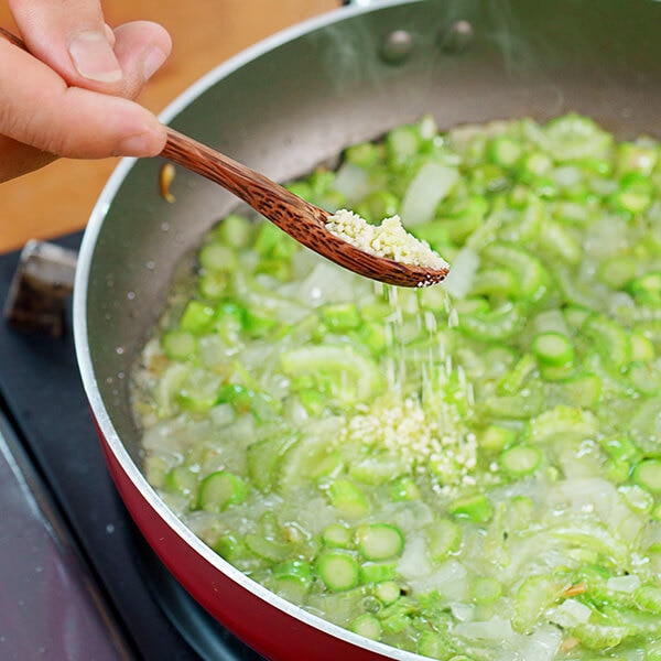 Cho măng tây vào rồi nêm nếm với hạt nêm MAGGI Vị Măng Tây và muối cho vừa ăn.