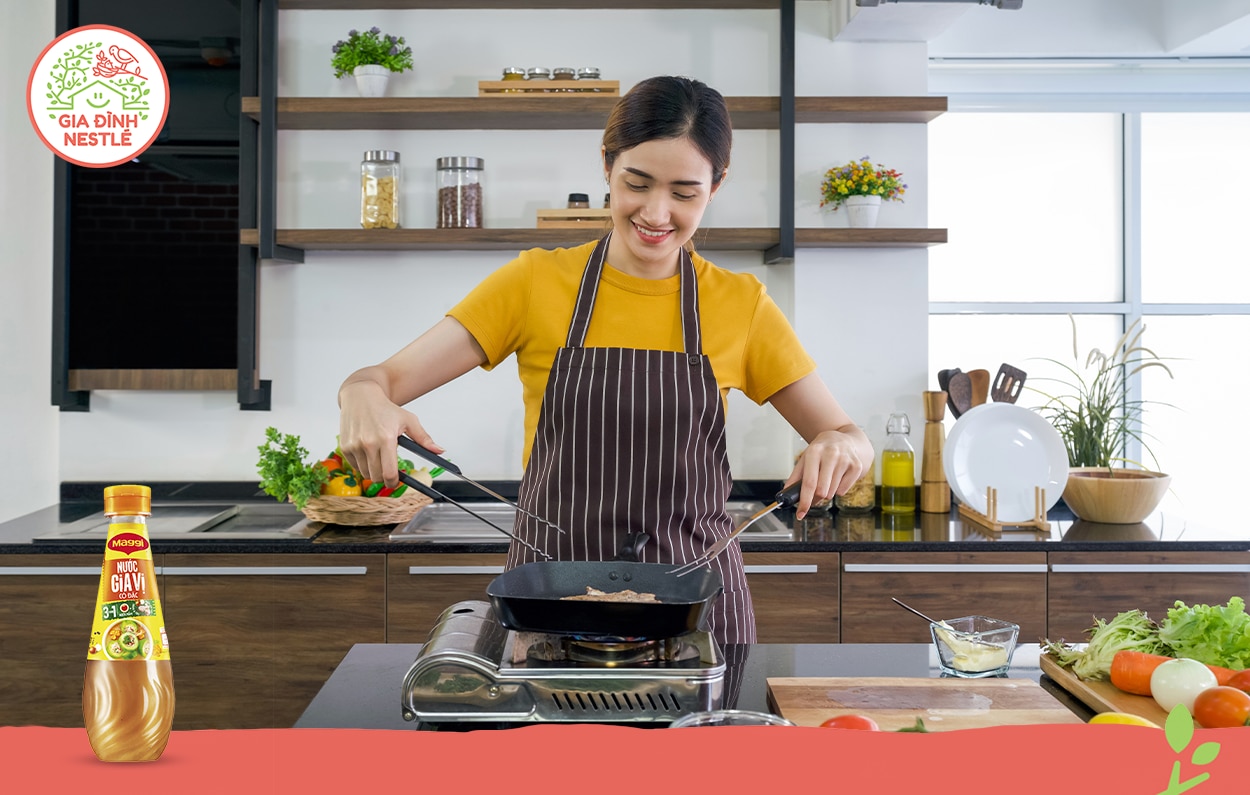 Với nước gia vị cô đặc MAGGI, việc nêm nếm trở nên thật đơn giản, chỉ cần 2 muỗng là đủ gia vị làm nên món súp ngon cho 3 người ăn, để bạn thỏa sức biến tấu món ngon ngày mưa theo cách riêng của mình.
